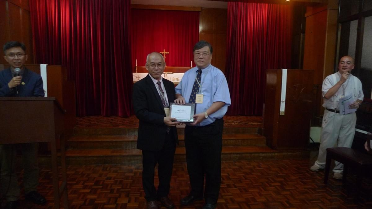 Rev. Daniel LI Presenting the Gift to the Lecturer Rev. Daniel LI Presenting the Gift to the Lecturer
