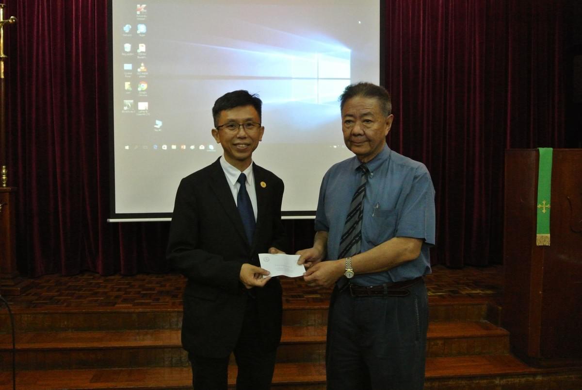 Rev. Simon KWAN Receiving the Seminary Scholarship from Dr. YUNG Rev. Simon KWAN Receiving the Seminary Scholarship from Dr. YUNG