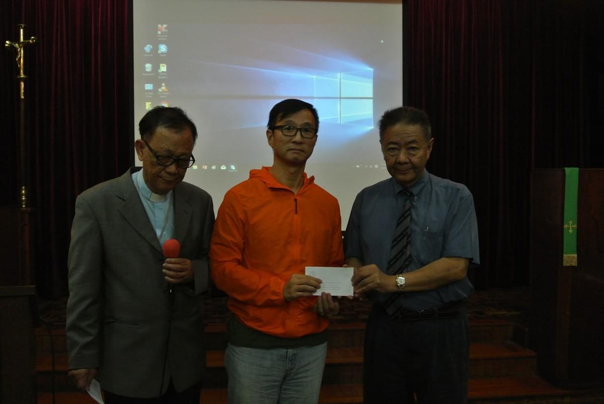 Rev. CHUNG Yiu-Man Receiving the Seminary Scholarship from Dr. YUNG and Dr. IP Rev. CHUNG Yiu-Man Receiving the Seminary Scholarship from Dr. YUNG and Dr. IP