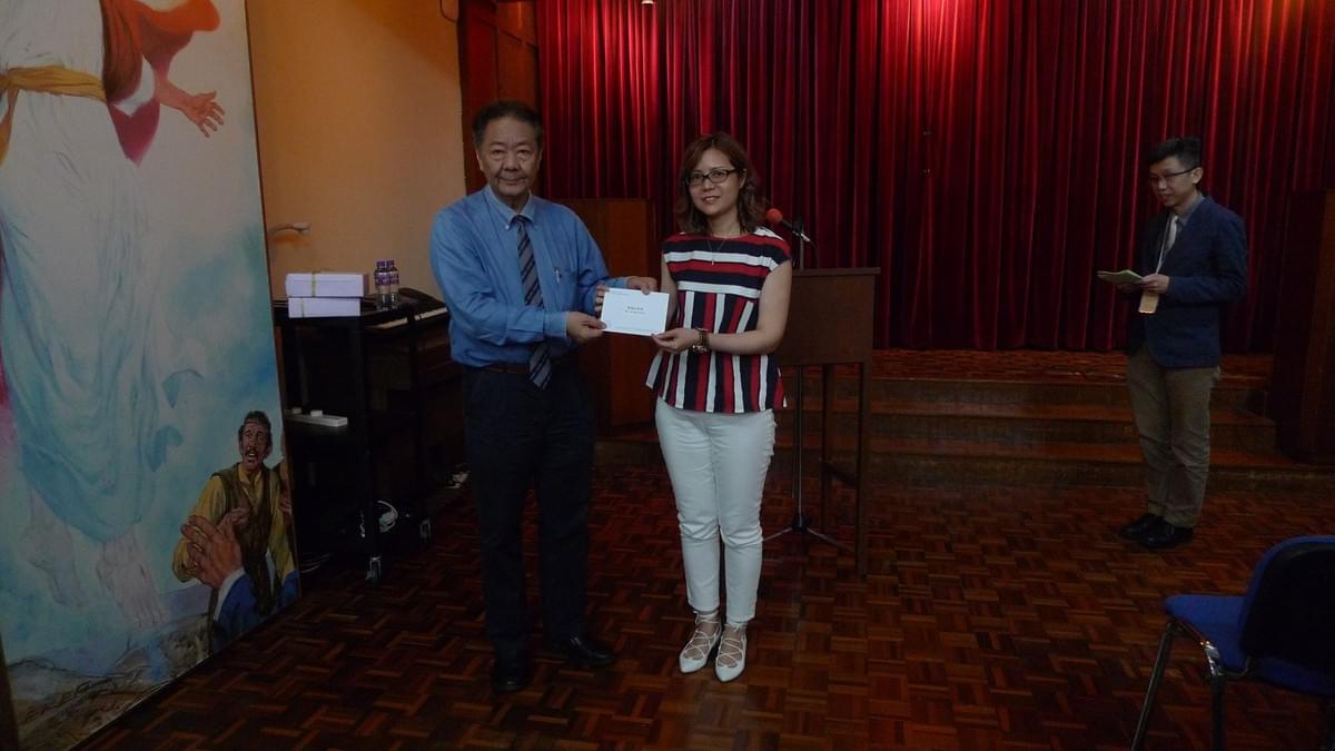 Dr. YUNG Awarding a Scholarship to Ms. LAI Schui Hung Dr. YUNG Awarding a Scholarship to Ms. LAI Schui Hung
