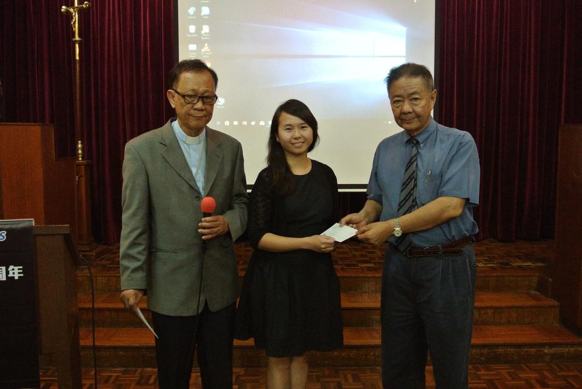 Ms. Libby CHAN Receiving the Seminary Scholarship from Dr. YUNG and Dr. IP Ms. Libby CHAN Receiving the Seminary Scholarship from Dr. YUNG and Dr. IP