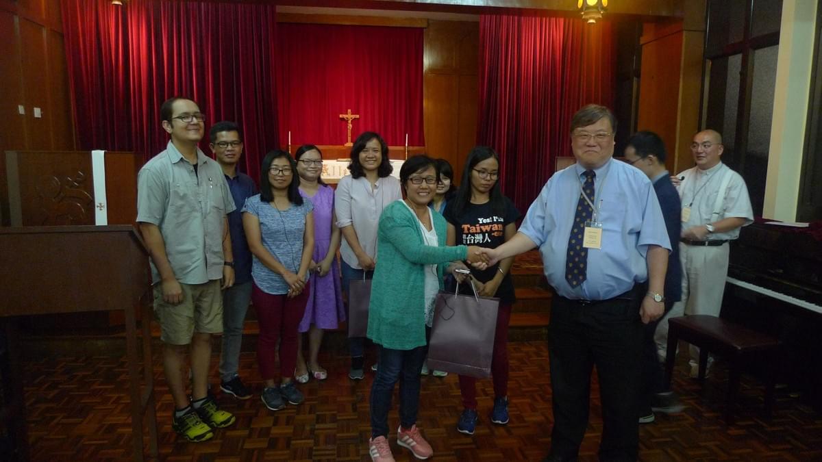 Rev. Daniel LI Presenting Gifts to Students from Myanmar Rev. Daniel LI Presenting Gifts to Students from Myanmar