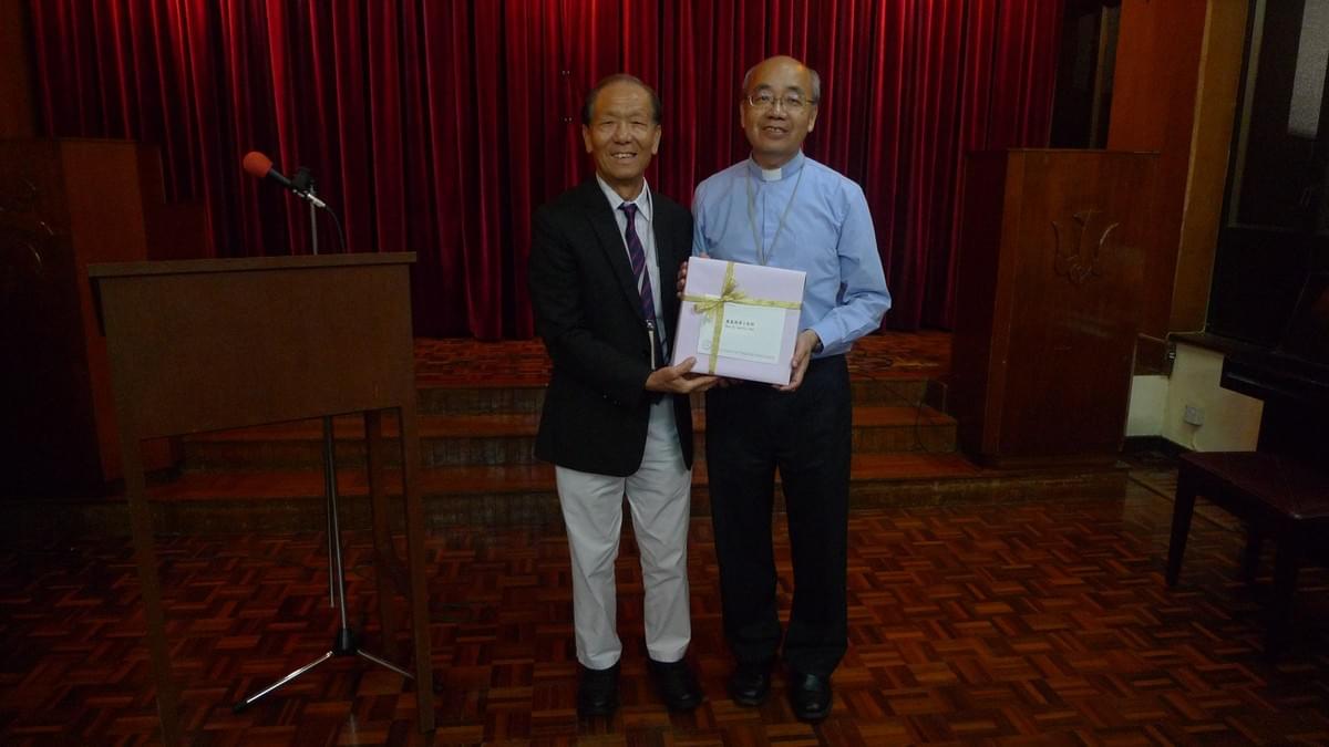 Rev. Paul CHAN Presenting a Gift to the Lecturer Rev. Paul CHAN Presenting a Gift to the Lecturer