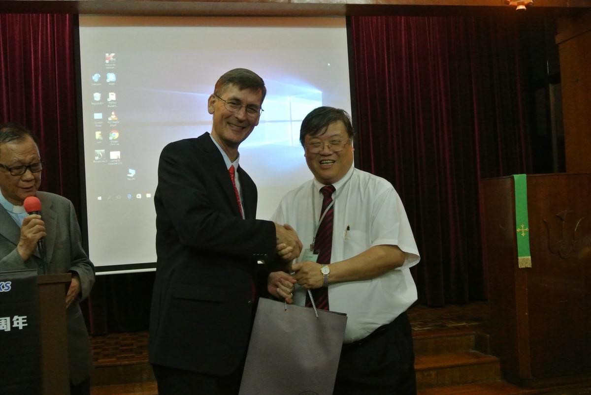 Rev. Daniel Y. S. LI, LCHKS First Vice-President, Presenting a Gift to Dr. OLIVER Rev. Daniel Y. S. LI, LCHKS First Vice-President, Presenting a Gift to Dr. OLIVER