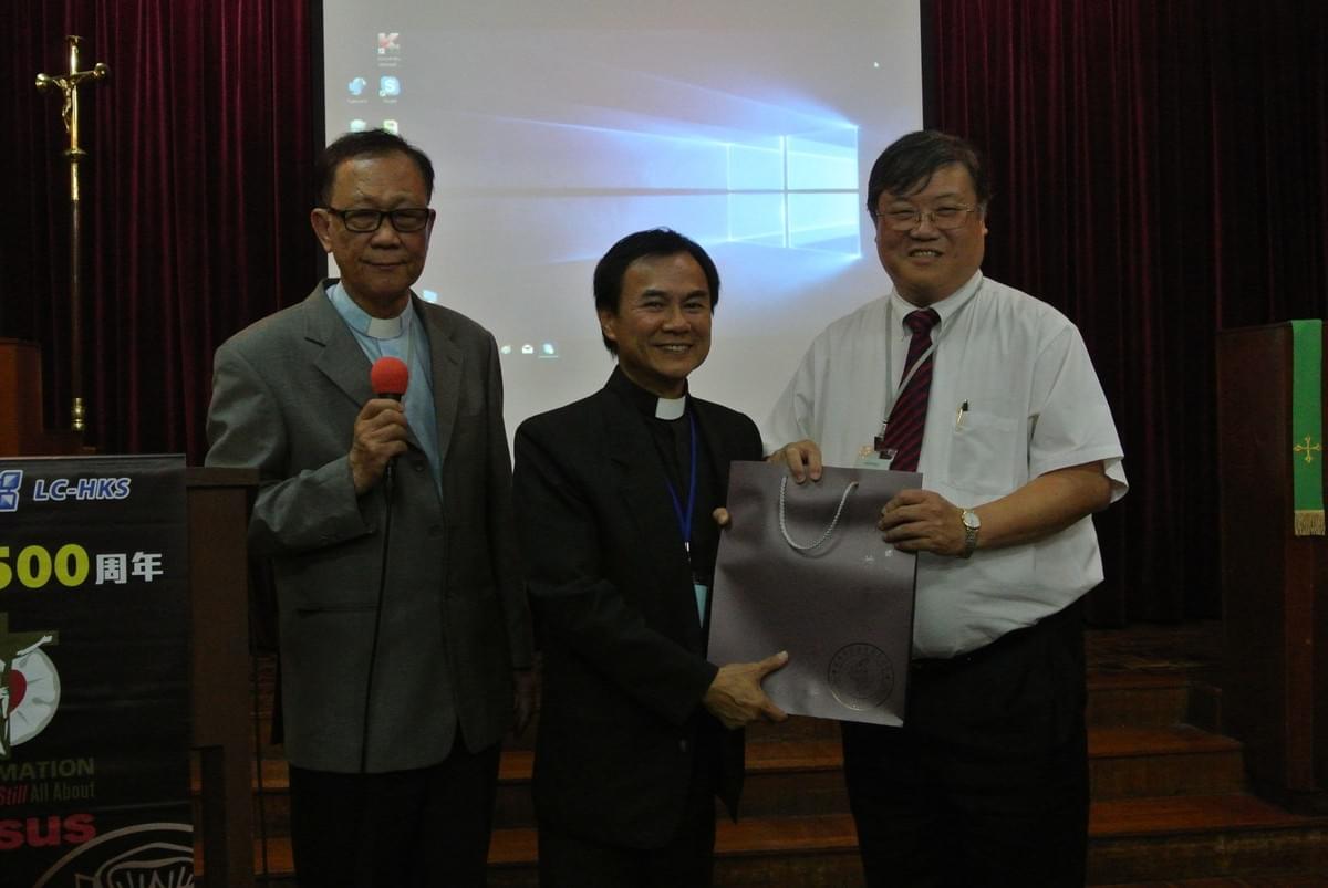 Rev. LI Presenting a Gift to Dr. TAI Rev. LI Presenting a Gift to Dr. TAI