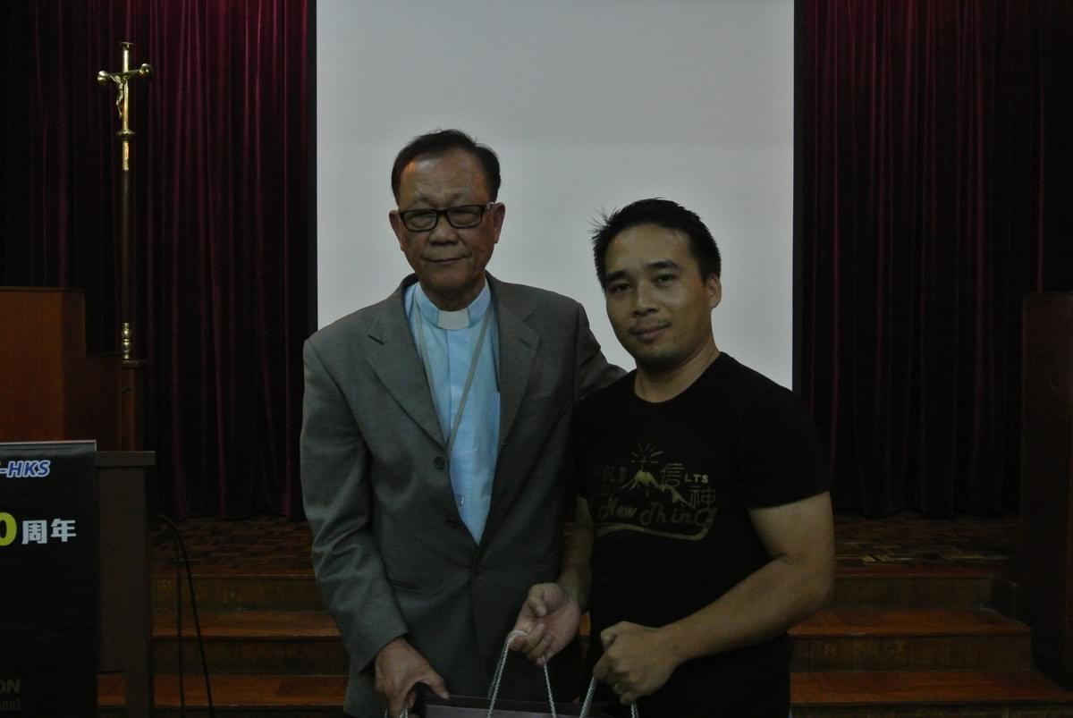 Dr. IP Presenting Gifts to the Representative of Myanmar Students Dr. IP Presenting Gifts to the Representative of Myanmar Students