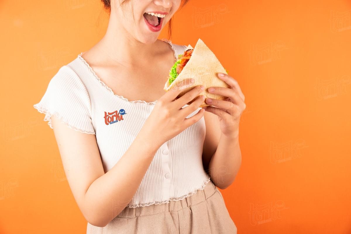 đặc trưng bánh mì Doner Kebab tại Việt Nam là vỏ bánh hình tam giác đặc trưng bánh mì Doner Kebab tại Việt Nam là vỏ bánh hình tam giác