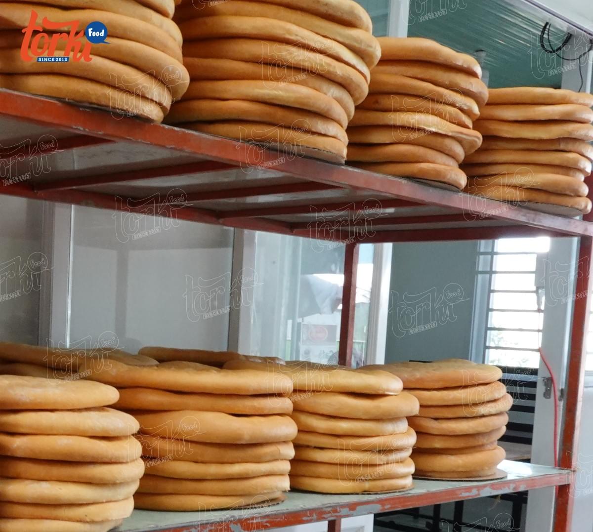 vỏ bánh mì tròn đang làm nguội trước khi cắt ra hình tam giác vỏ bánh mì tròn đang làm nguội trước khi cắt ra hình tam giác