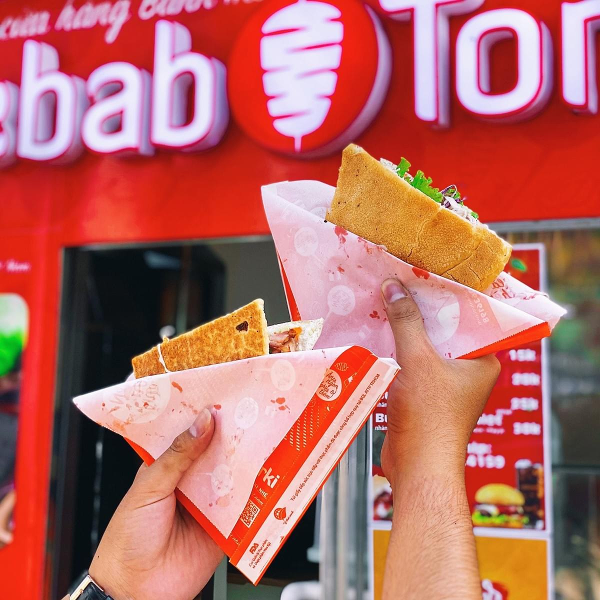 đặc trưng bánh mì Doner Kebab tại Việt Nam là vỏ bánh hình tam giác đặc trưng bánh mì Doner Kebab tại Việt Nam là vỏ bánh hình tam giác