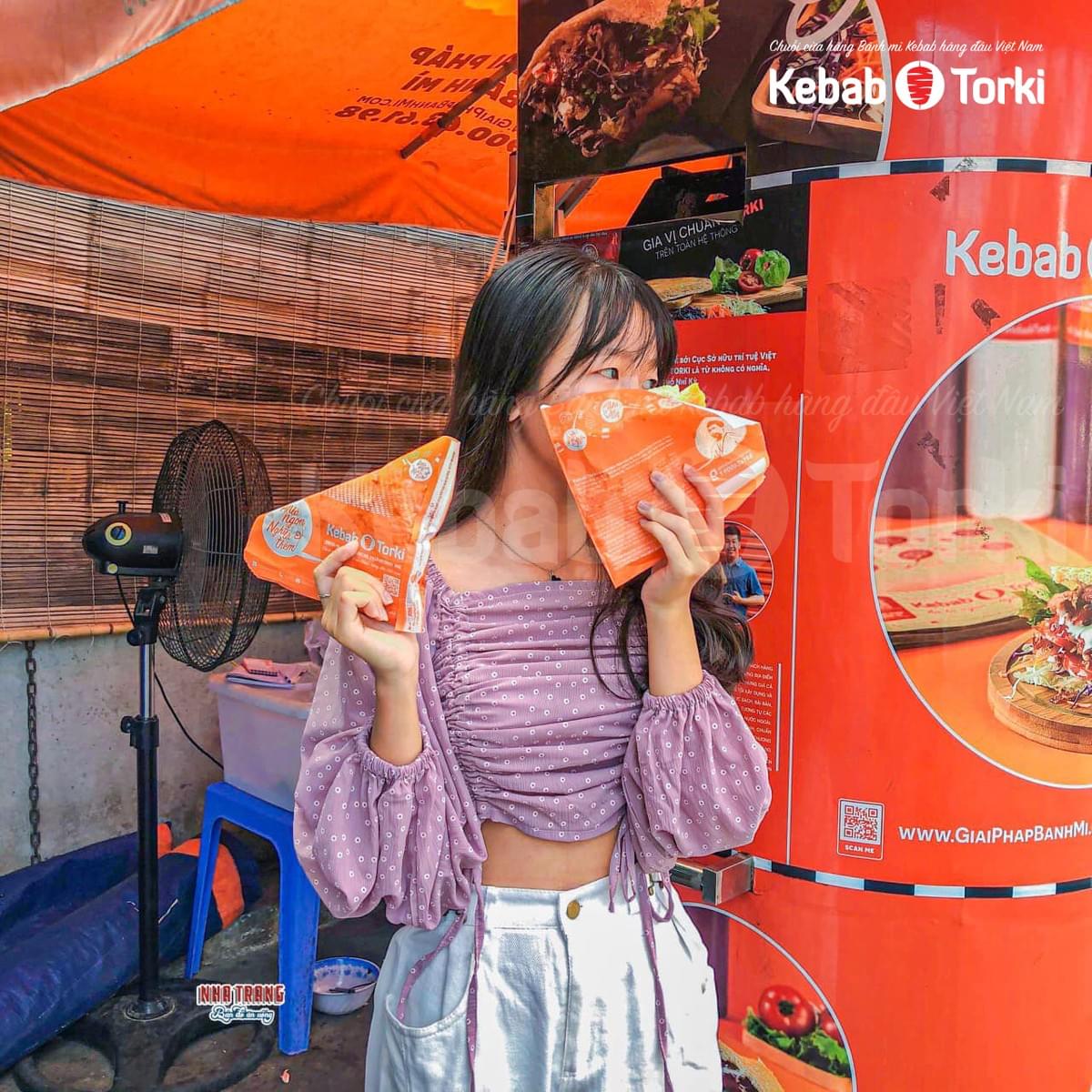 Hương vị bánh thơm ngon, béo ngậy từ thịt quyện chặt với nước sốt thần thánh, ăn kèm rau sống nên không bị ngấy khi thưởng thức Hương vị bánh thơm ngon, béo ngậy từ thịt quyện chặt với nước sốt thần thánh, ăn kèm rau sống nên không bị ngấy khi thưởng thức