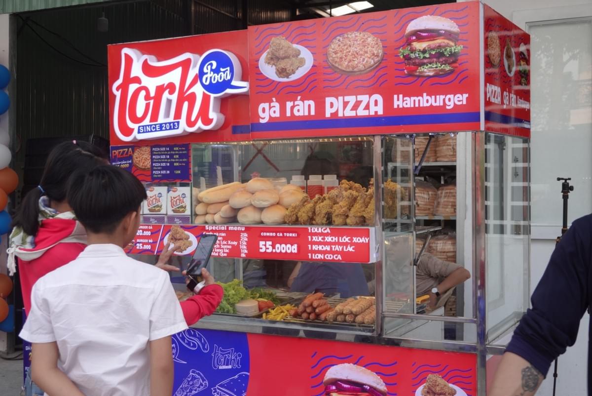 ảnh một xe đẩy bán các sản phẩm đa dạng của thương hiệu Torki Food ảnh một xe đẩy bán các sản phẩm đa dạng của thương hiệu Torki Food