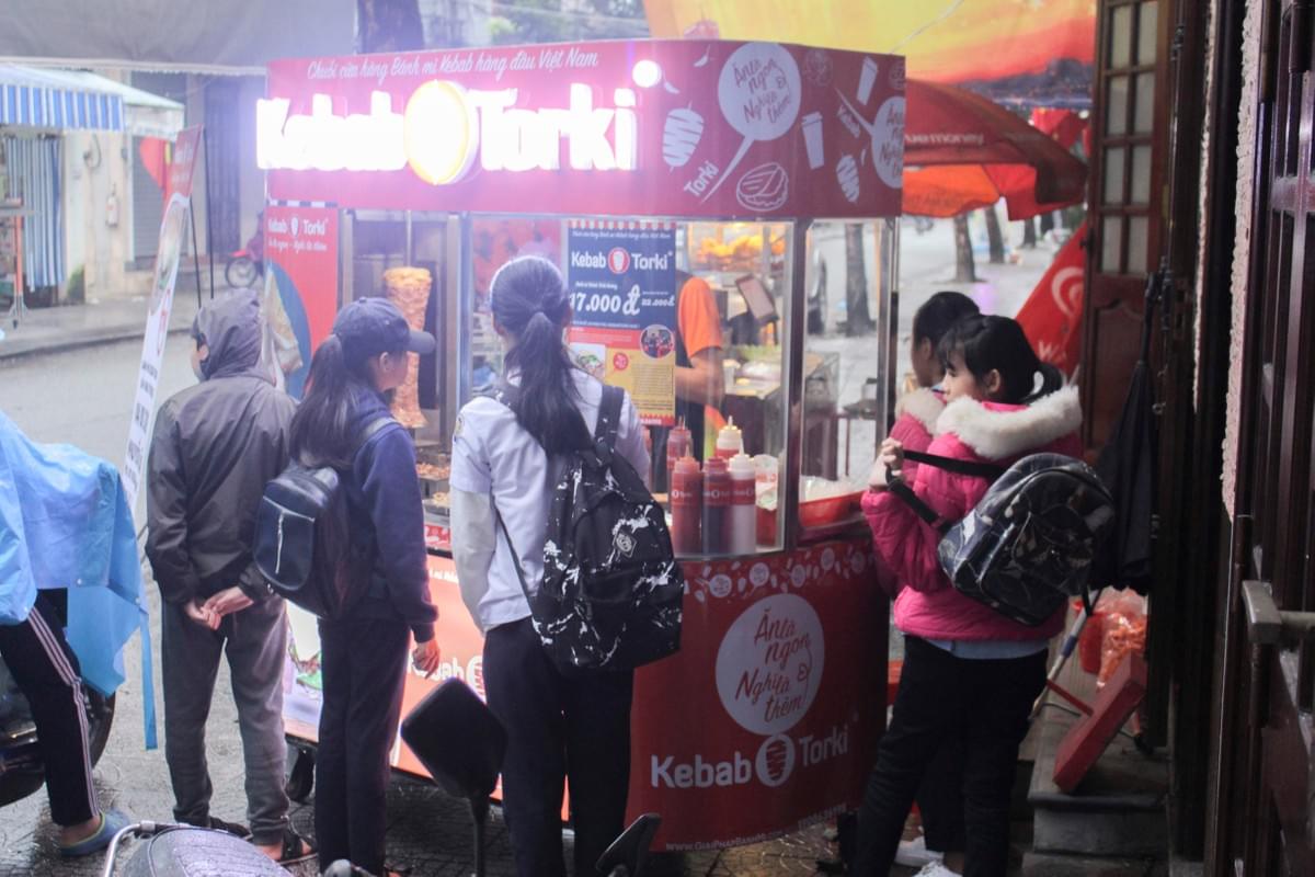 Bánh mì Thổ Nhĩ Kỳ đã được biến tấu về công thức để phù hợp với khẩu vị từng nơi Bánh mì Thổ Nhĩ Kỳ đã được biến tấu về công thức để phù hợp với khẩu vị từng nơi
