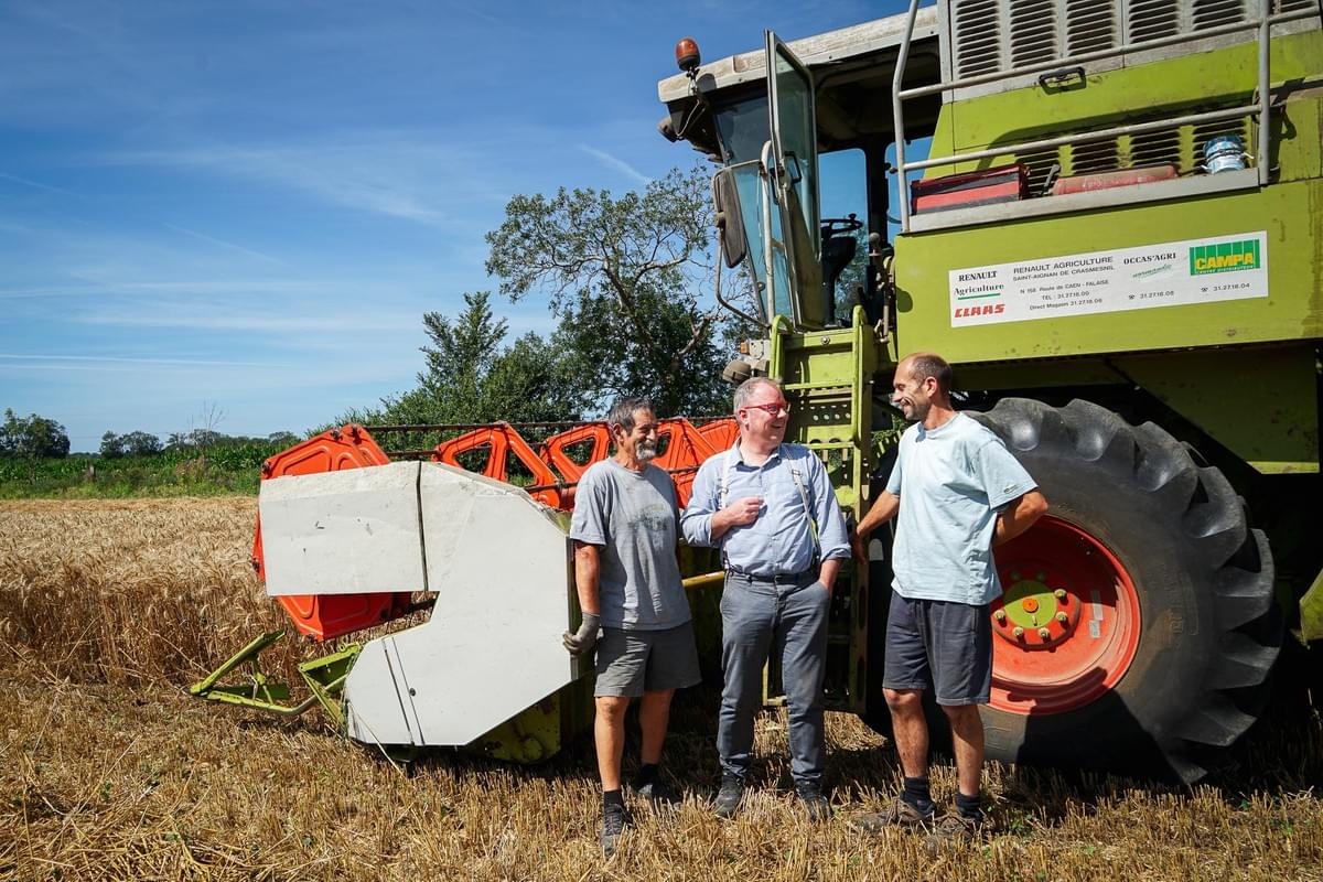 guy et guillaume sébire, christophe lepetit lors des moissons à ryes guy et guillaume sébire, christophe lepetit lors des moissons à ryes