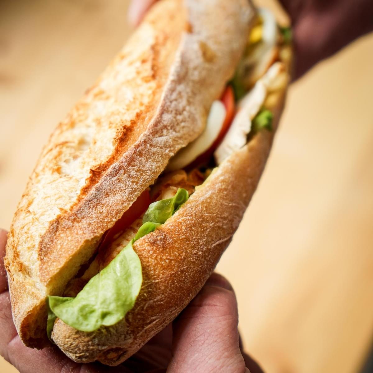 sandwich chèvre tomate mains pause déjeuner sandwich chèvre tomate mains pause déjeuner
