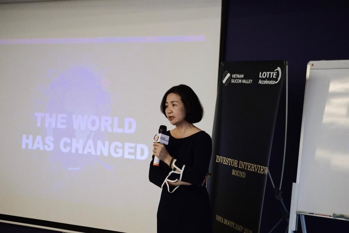 Hình 1: Ths Thạch Lê Anh – Chủ nhiệm đề án Việt Nam Silicon Valley chia sẻ với các startups trong buổi Orienration Hình 1: Ths Thạch Lê Anh – Chủ nhiệm đề án Việt Nam Silicon Valley chia sẻ với các startups trong buổi Orienration