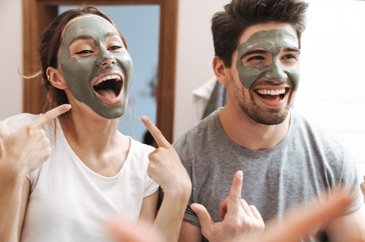 couple, salle de bain, masque, peau, soin du visage, complicité, joie, intérieur, rire couple, salle de bain, masque, peau, soin du visage, complicité, joie, intérieur, rire