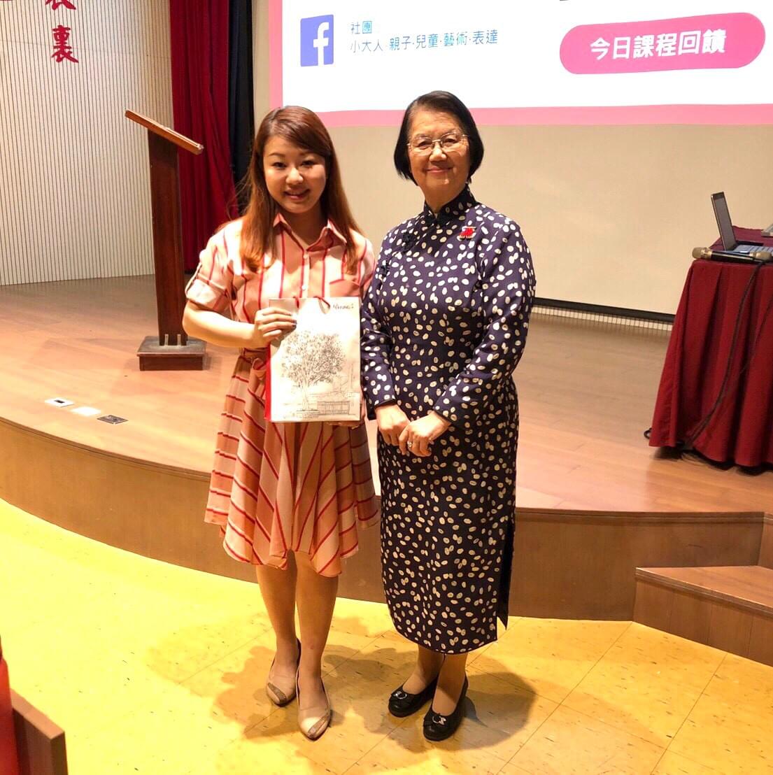 和溫暖的董事長合照 和溫暖的董事長合照