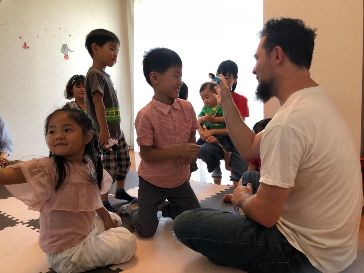 Martin-sensei is singing 'Daddy Finger'. Martin-sensei is singing 'Daddy Finger'.