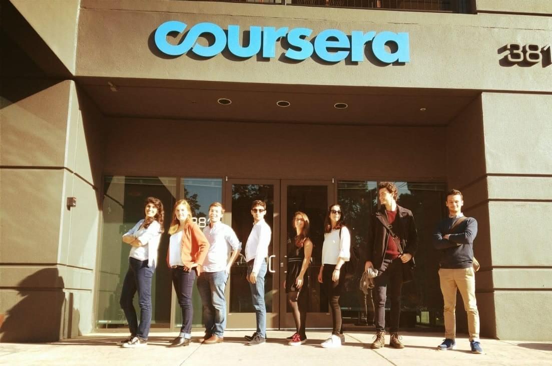 Des membres de l'équipe devant les locaux de Coursera. Crédits photo Arlène Botokro Des membres de l'équipe devant les locaux de Coursera. Crédits photo Arlène Botokro