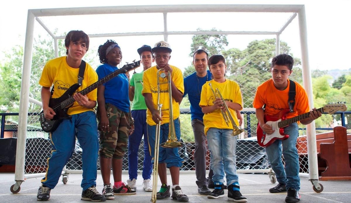 Gugy (second from right with trumpet) with Dario and Grupo Sararé in 2012. Gugy (second from right with trumpet) with Dario and Grupo Sararé in 2012.