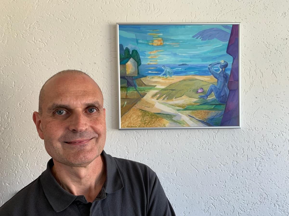 Hans Lambrechts bij het kunstwerk dat kunstenaar Dick Baauw maakte naar één van Lambrechts'gedichten Hans Lambrechts bij het kunstwerk dat kunstenaar Dick Baauw maakte naar één van Lambrechts'gedichten