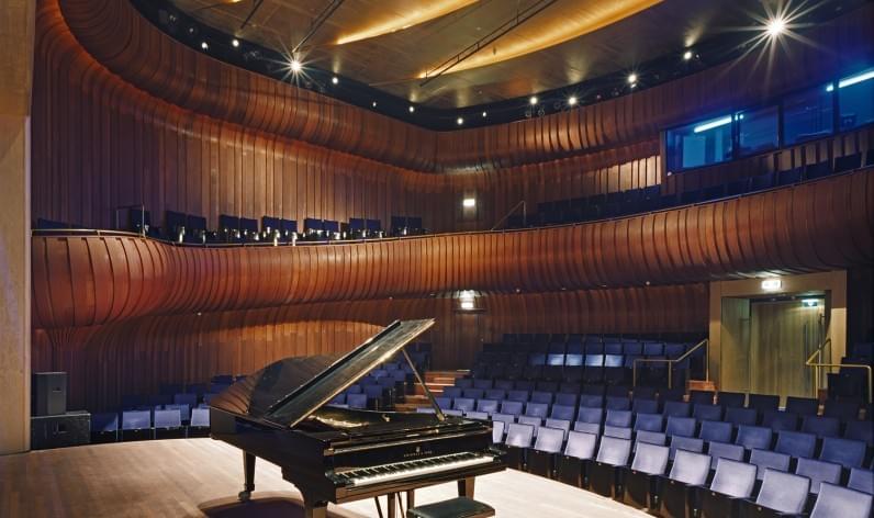 Willem Gunneman, Erik van Muiswinkel en Menno Beijer in Theater de Philharmonie Haarlem tiidens 30 jaar Hospice Haarlem met Pauline Jäger (palliatieve) zorg Willem Gunneman, Erik van Muiswinkel en Menno Beijer in Theater de Philharmonie Haarlem tiidens 30 jaar Hospice Haarlem met Pauline Jäger (palliatieve) zorg