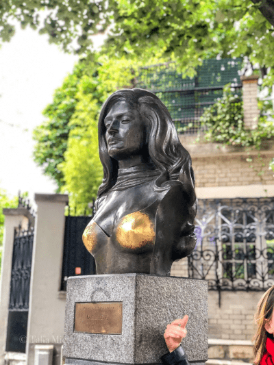 Buste de Dalida, photographié à Montmartre par Talia Mièle Buste de Dalida, photographié à Montmartre par Talia Mièle