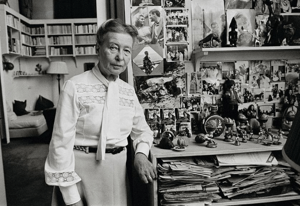 Simone de Beauvoir dans son appartement Simone de Beauvoir dans son appartement