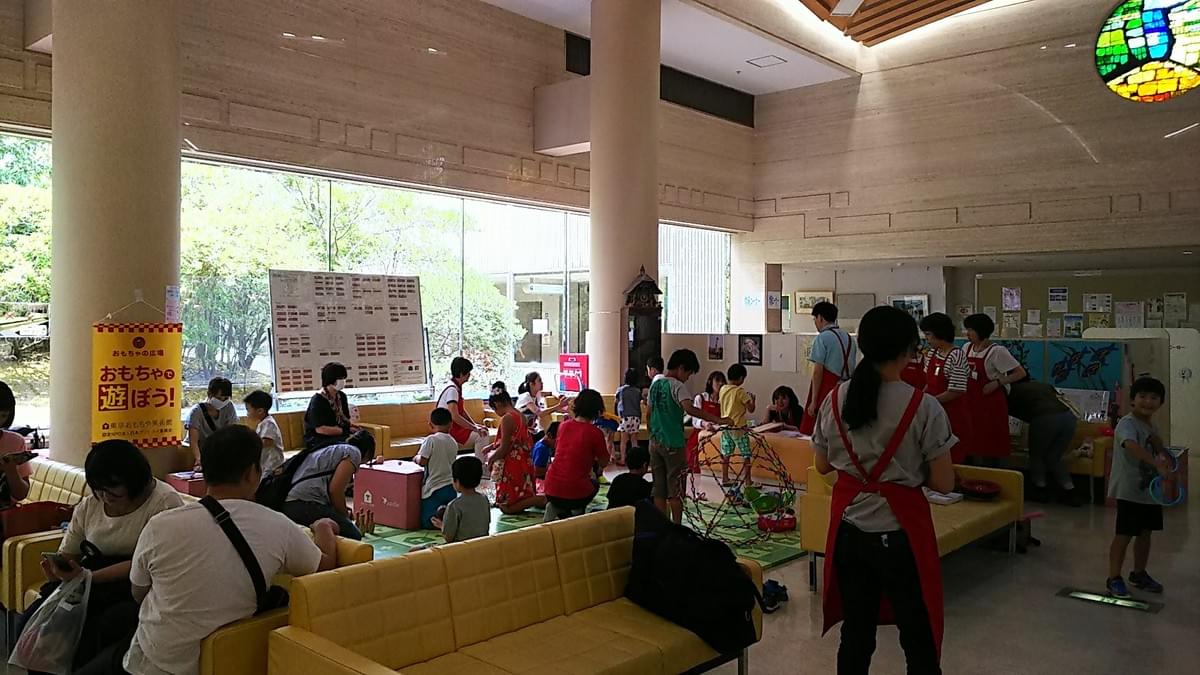たくさんの親子が訪れ、初めて見るおもちゃで夢中になって遊んでいました たくさんの親子が訪れ、初めて見るおもちゃで夢中になって遊んでいました