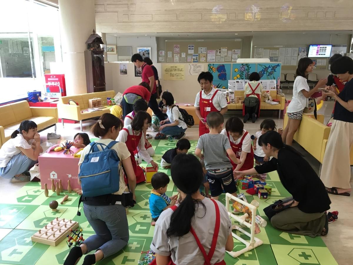 千葉県こども病院でのホスピタル・トイ・キャラバンの様子。 千葉県こども病院でのホスピタル・トイ・キャラバンの様子。