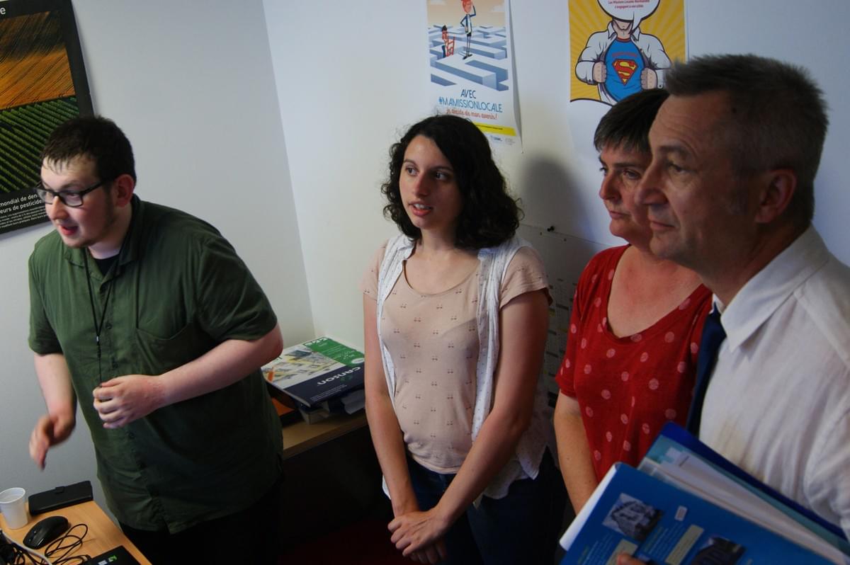 Ophélie et Rémi présentent leur mission de Service Civique "Favoriser l'Expression des jeunes" à Jean-Marc MAGDA, Secrétaire Général de la préfecture de l'Eure et sous-préfet de l'arrondissement d'Evreux. Ophélie et Rémi présentent leur mission de Service Civique "Favoriser l'Expression des jeunes" à Jean-Marc MAGDA, Secrétaire Général de la préfecture de l'Eure et sous-préfet de l'arrondissement d'Evreux.
