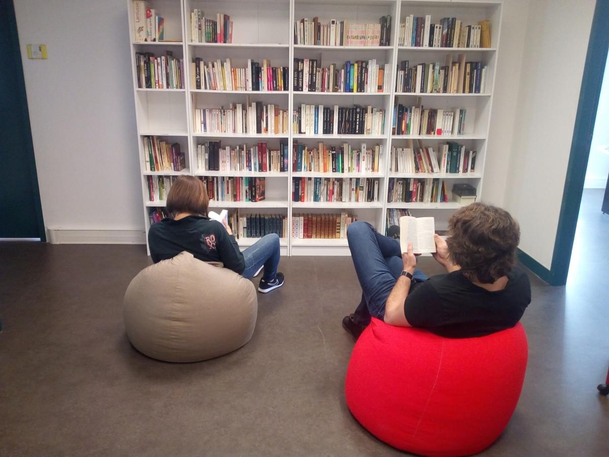 Des prêts de livres de tous genres (Polars, Littérature classique française et étrangère, loisirs...) et un coin cosy - Tous les mardis après-midi à partir de 14h00. Des prêts de livres de tous genres (Polars, Littérature classique française et étrangère, loisirs...) et un coin cosy - Tous les mardis après-midi à partir de 14h00.