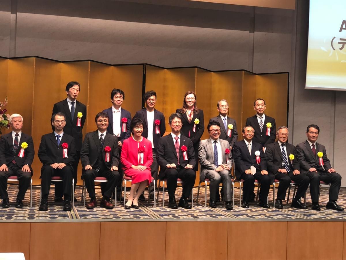 総務副大臣佐藤ゆかり氏らとMoly代表河合の集合写真 総務副大臣佐藤ゆかり氏らとMoly代表河合の集合写真