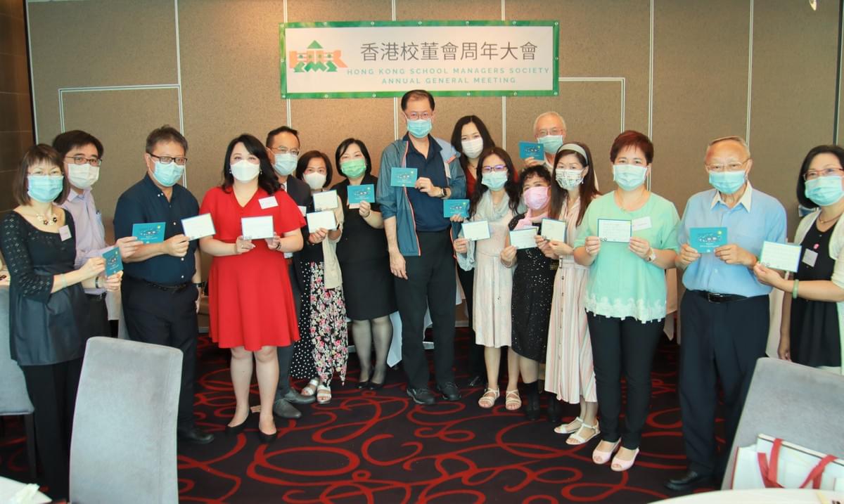本會邀得顧問湯修齊太平紳士為我們致送十周年紀念狀予各創會會員。 本會邀得顧問湯修齊太平紳士為我們致送十周年紀念狀予各創會會員。