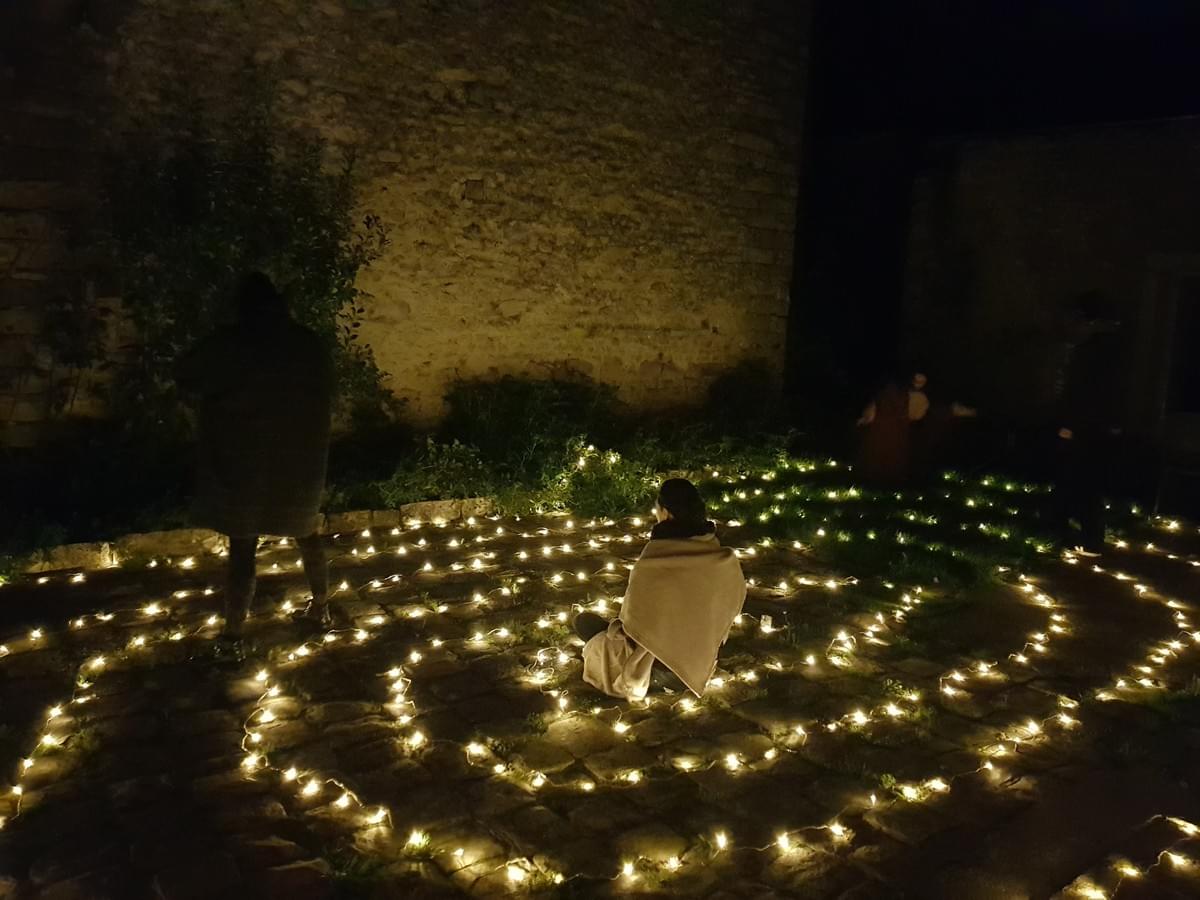 Les participantes dansant dans le labyrinthe sous les étoiles lors du dernier week-end Sagesses de la terre. Les participantes dansant dans le labyrinthe sous les étoiles lors du dernier week-end Sagesses de la terre.