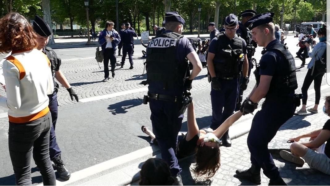 XR France a publié cette photo de moi en train de me faire trainer par la police dans un post instagram et ça m’a fait rire. Moins drôle, des députés essaient de faire passer une loi pour interdire ce type de photos… XR France a publié cette photo de moi en train de me faire trainer par la police dans un post instagram et ça m’a fait rire. Moins drôle, des députés essaient de faire passer une loi pour interdire ce type de photos…