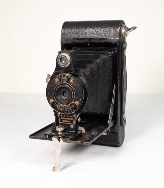 Camera test – Kodak No. 2 Folding Autographic Brownie and Ilford HP5 medium format film roll Camera test – Kodak No. 2 Folding Autographic Brownie and Ilford HP5 medium format film roll