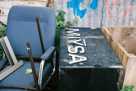 Yashica Ic Lynx 5000E camera test image, a pile of old junk behind a shop Yashica Ic Lynx 5000E camera test image, a pile of old junk behind a shop