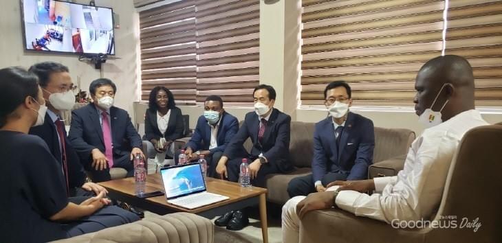 正在向青少年部長官進行心靈演講的金基成牧師 正在向青少年部長官進行心靈演講的金基成牧師