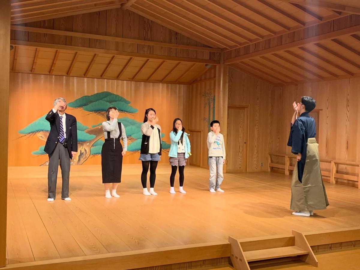 『柿山伏』より。柿の木から柿をもいで食べる「型」 『柿山伏』より。柿の木から柿をもいで食べる「型」