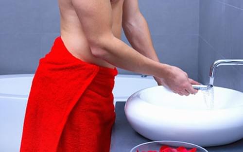 Vệ sinh vùng kín đúng cách giúp cải thiện bao quy đầu bị sưng mọng nước Vệ sinh vùng kín đúng cách giúp cải thiện bao quy đầu bị sưng mọng nước