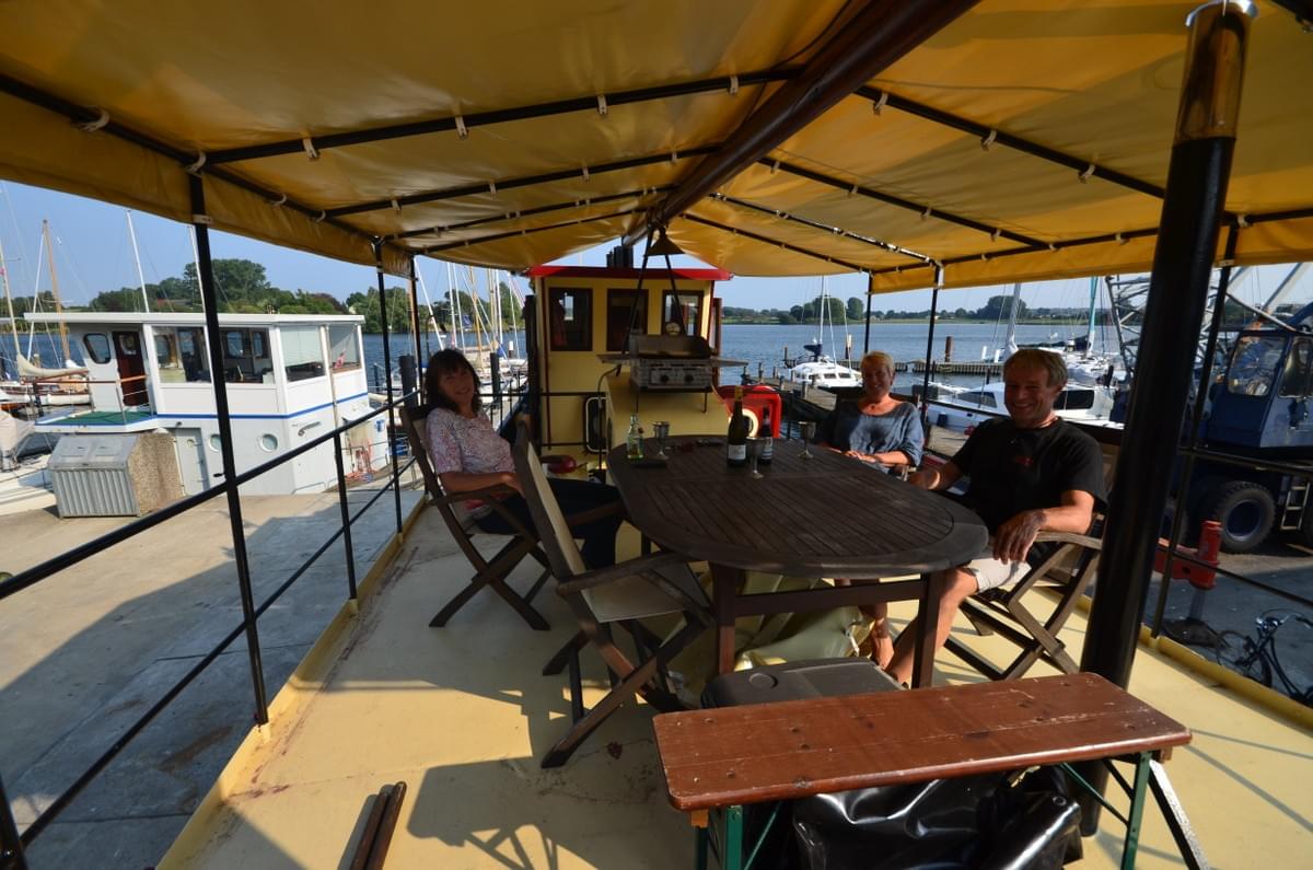 Großes überdachtes Deck mit Teaktisch Großes überdachtes Deck mit Teaktisch