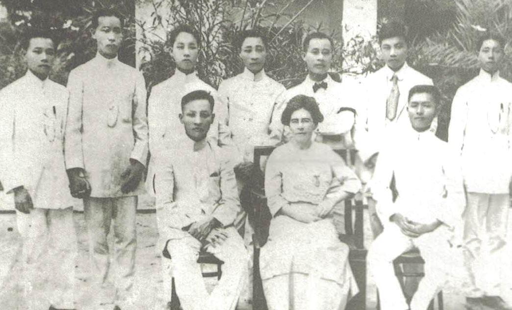 伊利沙伯醫生(前排中間)與新樓醫院同工合影。 伊利沙伯醫生(前排中間)與新樓醫院同工合影。