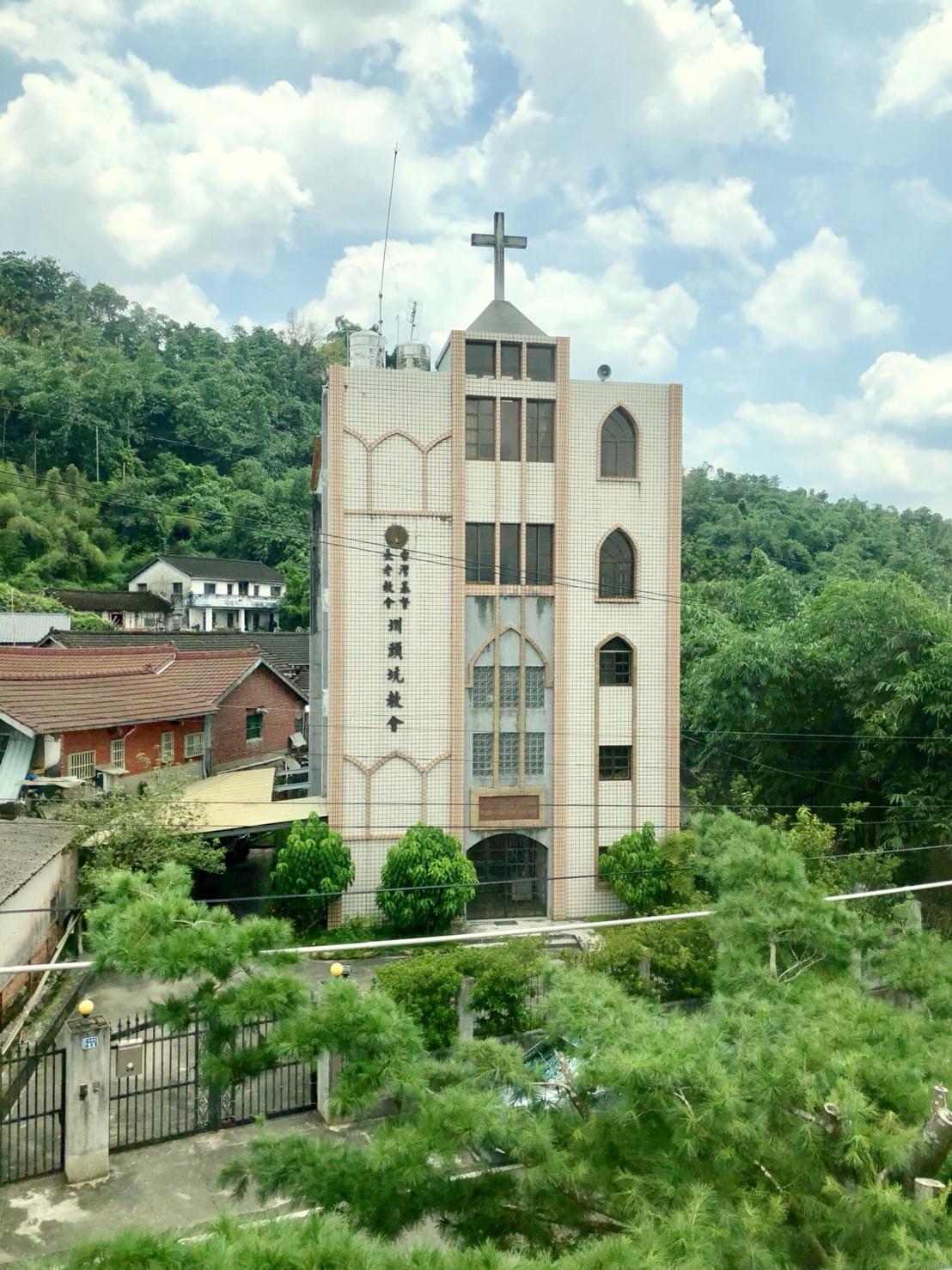 坐落在聚落中間的圳頭坑基督長老教會。(圖|杜崇信) 坐落在聚落中間的圳頭坑基督長老教會。(圖|杜崇信)