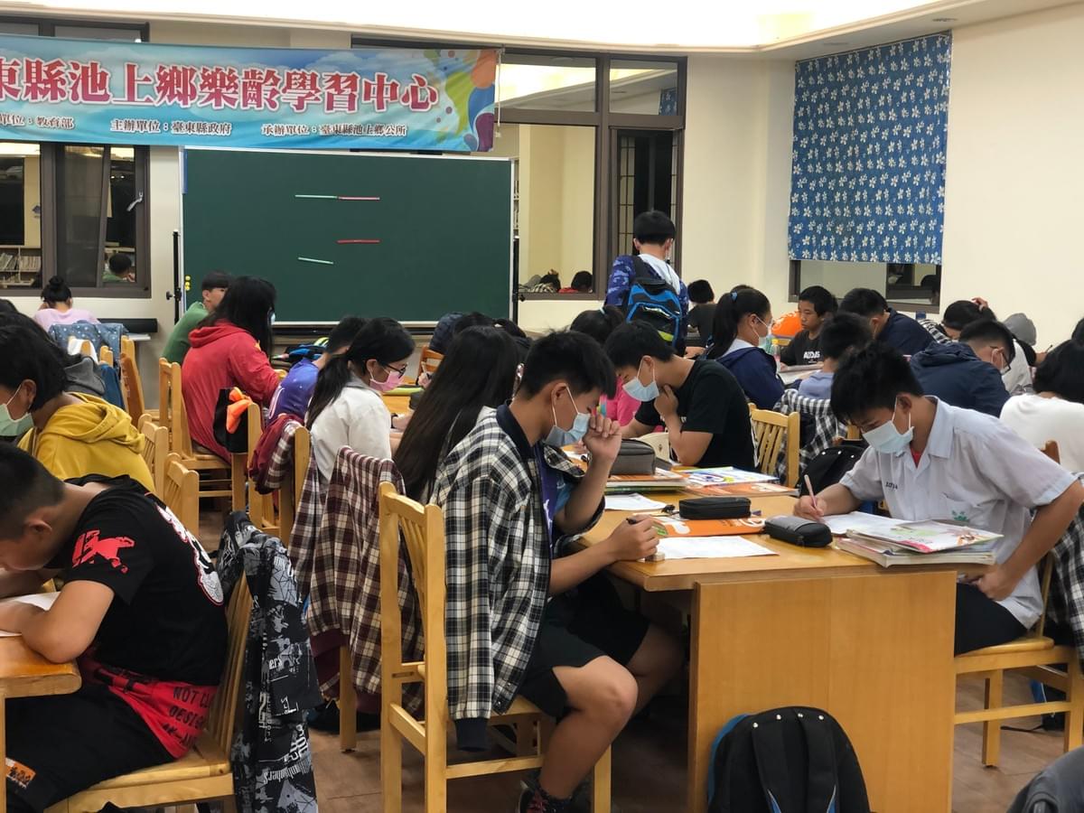 每晚在鄉立圖書館陪讀,培養學生自主學習的習慣與能力。 每晚在鄉立圖書館陪讀,培養學生自主學習的習慣與能力。