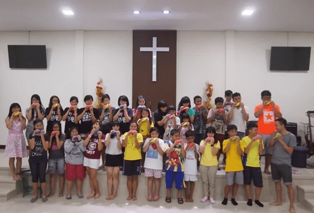 新住民第二代在媽媽的母國印尼的教會服事。(圖|鄭忠仁) 新住民第二代在媽媽的母國印尼的教會服事。(圖|鄭忠仁)