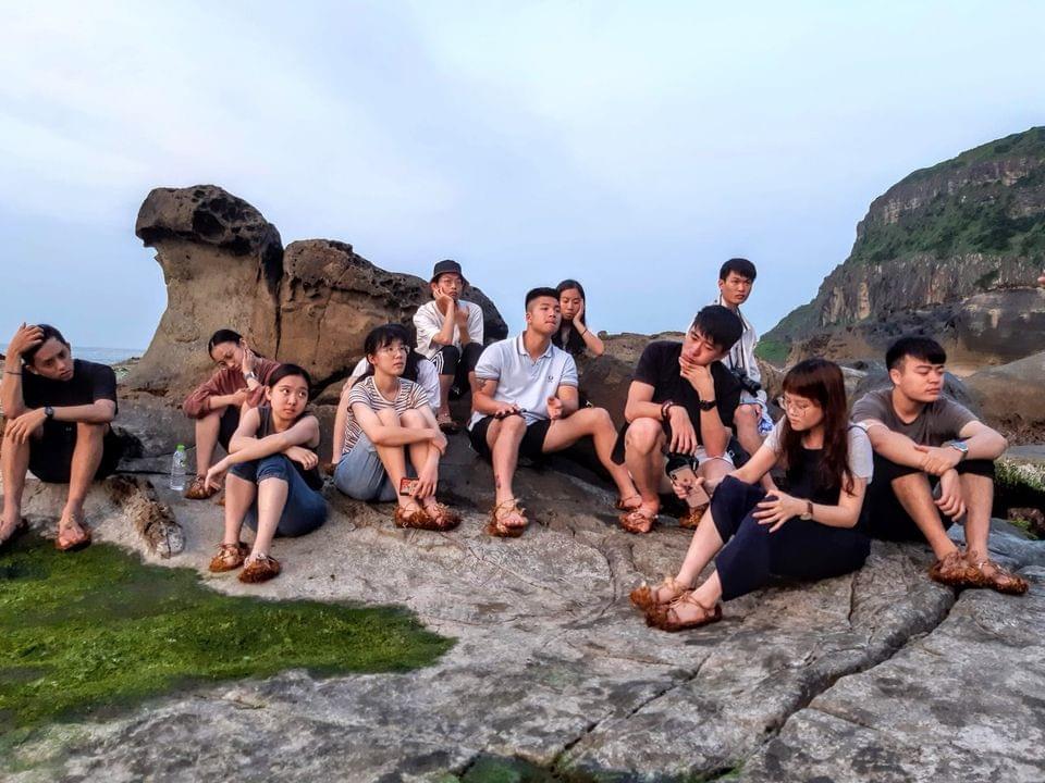 海豹岩、海藻床與穿草鞋的走讀學生一起相伴生成。 海豹岩、海藻床與穿草鞋的走讀學生一起相伴生成。