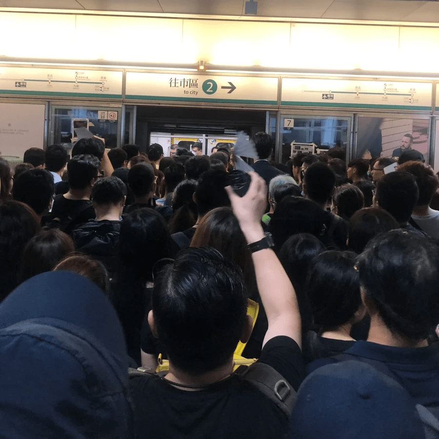 雖然等候機場快線的旅客超過上千人,卻無人抱怨。(圖片來源:作者提供) 雖然等候機場快線的旅客超過上千人,卻無人抱怨。(圖片來源:作者提供)