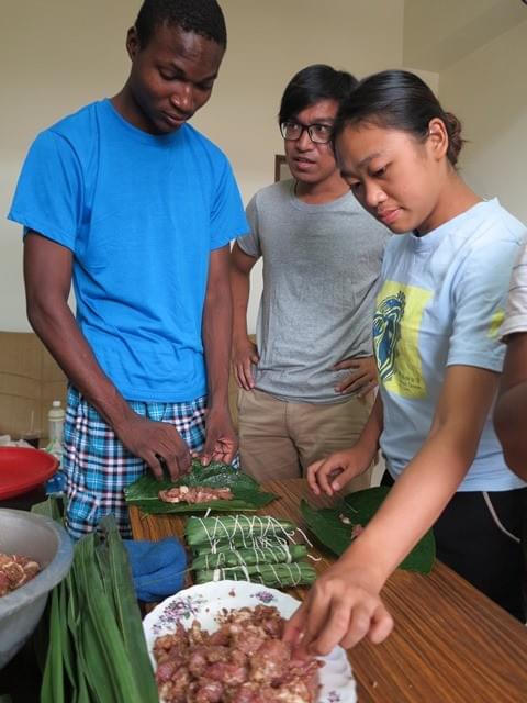 在地排青帶領國外青年體驗製作排灣族傳統美食cinavu。(圖|Qelen Zingla) 在地排青帶領國外青年體驗製作排灣族傳統美食cinavu。(圖|Qelen Zingla)