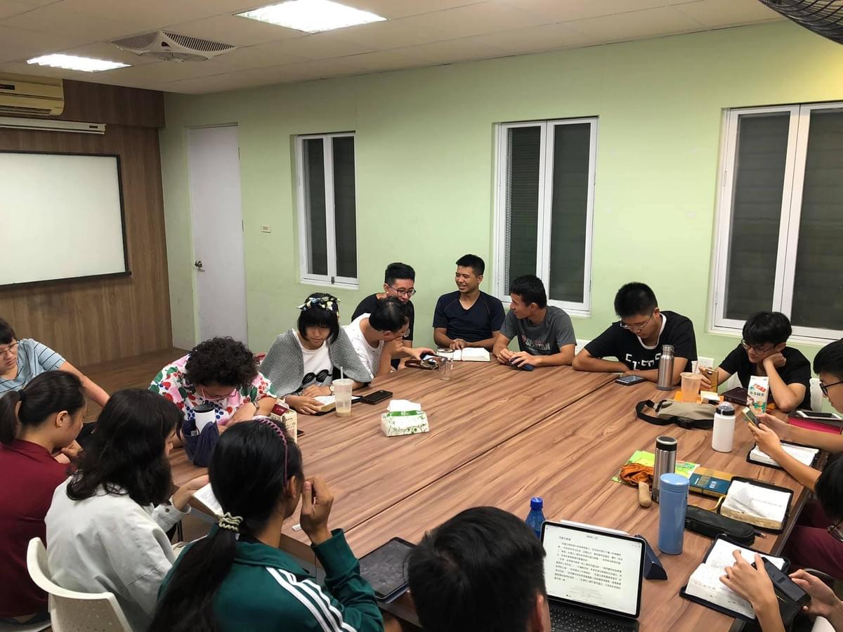 查經中的夥伴。 查經中的夥伴。